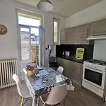 Bel Appartement Tout Equipe! Proche Des Parcs, Avec Sa Cour Privative Et Sa Place De Parking Securisee A 450 M Du Logement