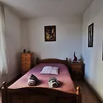 Bel Appartement Tout Equipe! Proche Des Parcs, Avec Sa Cour Privative Et Sa Place De Parking Securisee A 450 M Du Logement