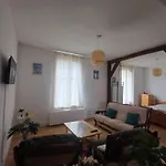 Bel Appartement Tout Equipe! Proche Des Parcs, Avec Sa Cour Privative Et Sa Place De Parking Securisee A 450 M Du Logement