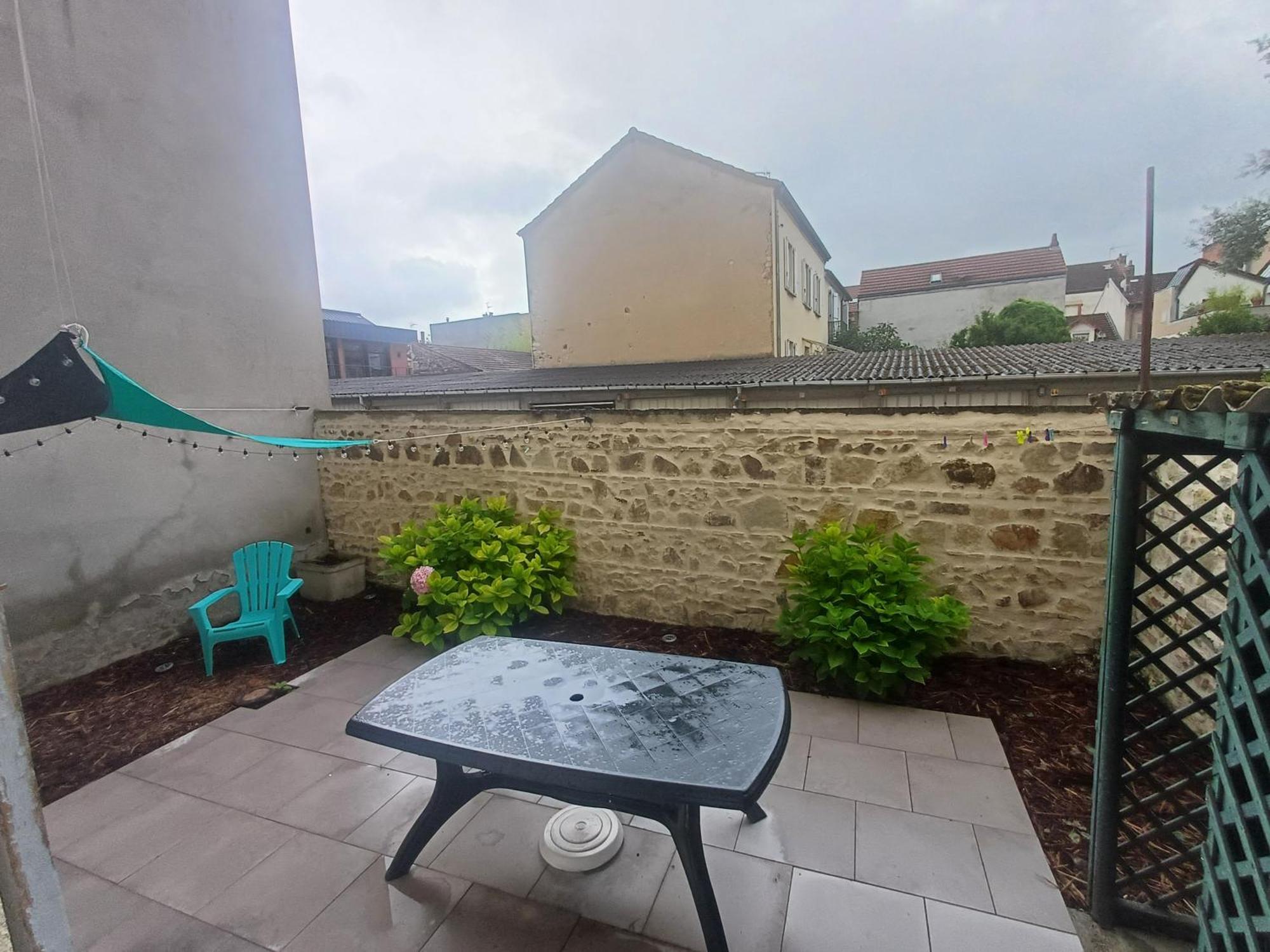 Bel Appartement: Cozy Retreat With Private Courtyard & Secure Parking Vichy